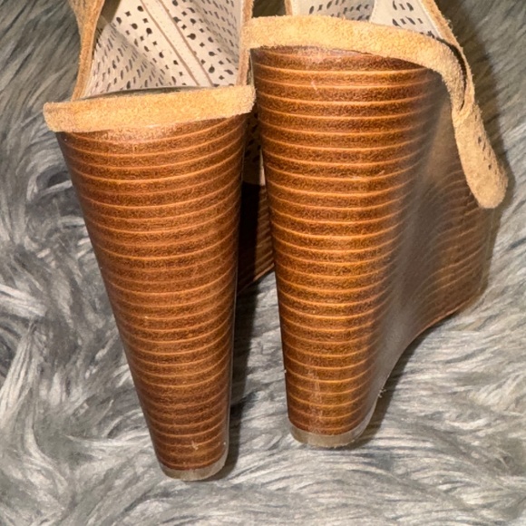 EUC Coach Tan Chasity Platform Wedge Sandals Size 8.5 - Picture 7 of 8